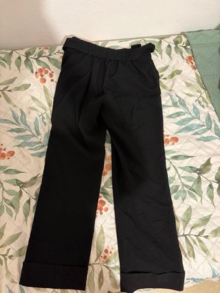 Pantalón negro con cinturón y botones