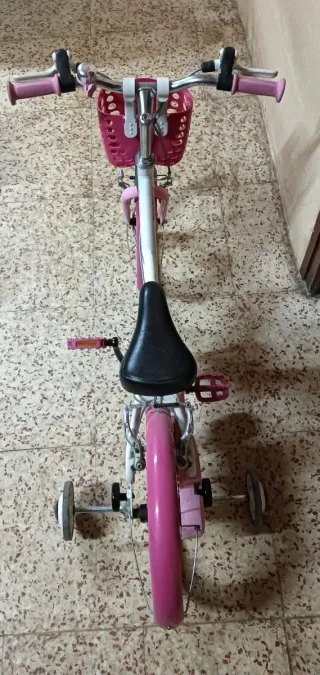 Bicicleta infantil rosa y blanca