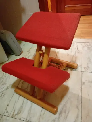 Silla ergonómica multiusos roja de madera