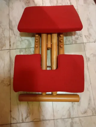 Silla ergonómica multiusos roja de madera