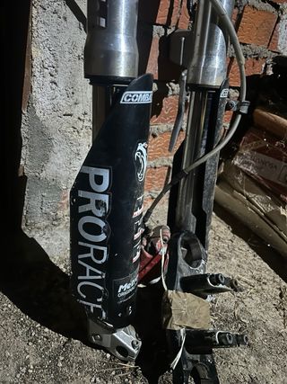 Horquillas invertidas y freno delantero moto