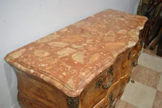 Cómoda de madera con tapa de mármol Luis XV