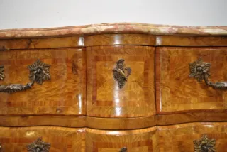 Cómoda de madera con tapa de mármol Luis XV