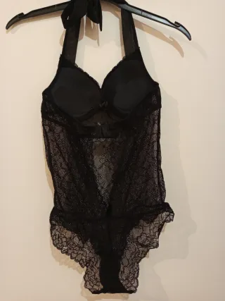 Body de encaje negro atado al cuello.