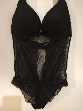 Body de encaje negro atado al cuello.