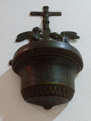 Acquasantiera in bronzo con angeli