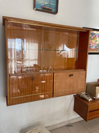 Vitrina de madera y cristal