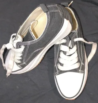 Zapatillas estilo Converse Negras y Blancas