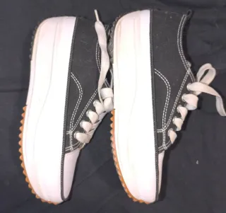 Zapatillas estilo Converse Negras y Blancas