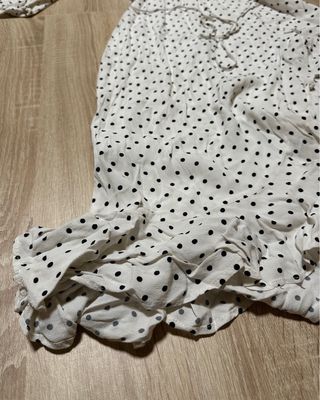 Vestido blanco y negro lunares