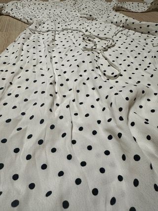 Vestido blanco y negro lunares
