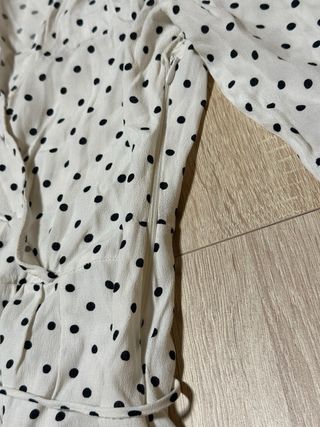 Vestido blanco y negro lunares