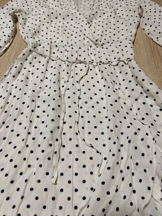 Vestido blanco y negro lunares