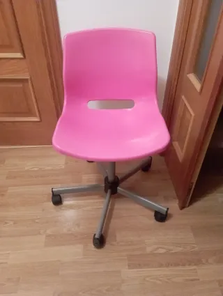 Silla de escritorio rosa con ruedas