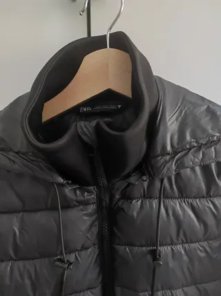 Abrigo de Zara negro con capucha