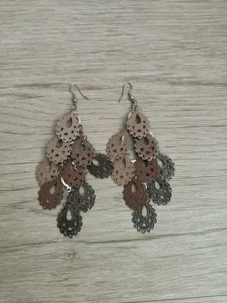 Pendientes largos plateados y marrones