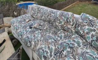 Cojines para palets con estampado tropical.