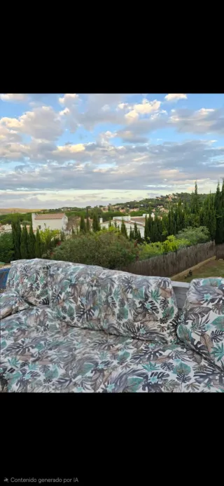 Cojines para palets con estampado tropical.