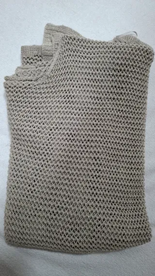 Capa de punto beige con hilo metálico