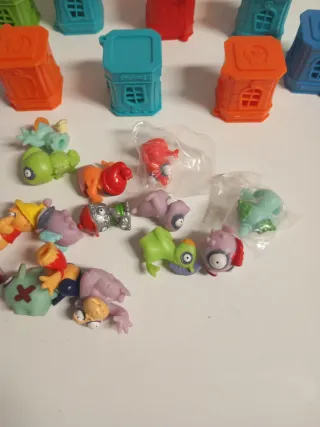 Lote de muñecos y casitas