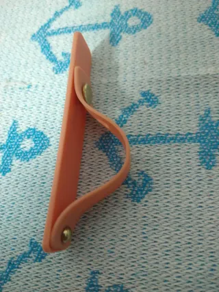 Colgador móvil rosa con botón dorado