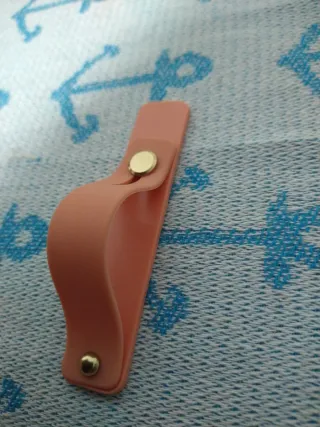 Colgador móvil rosa con botón dorado