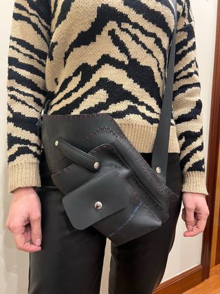 Riñonera reciclada con rueda de goma