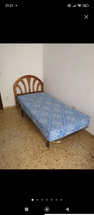 Cama individual con cabecero de madera