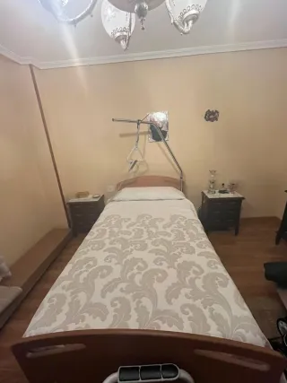 Cama articulada de madera y metal