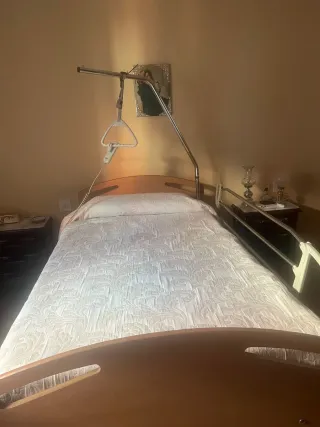 Cama articulada de madera y metal