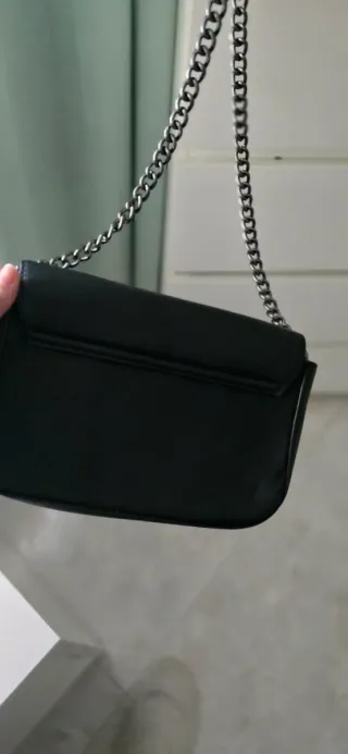 Bolso negro con tachuelas