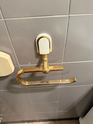 Conjunto de muebles de baño con lavabo y espejo