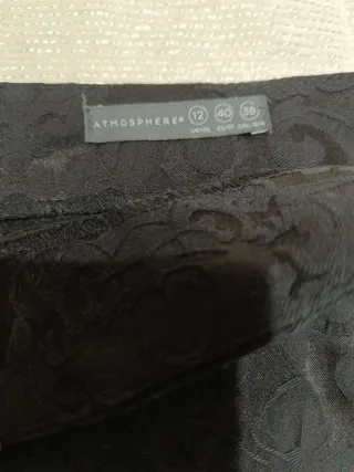 Falda negra debajo de la rodilla