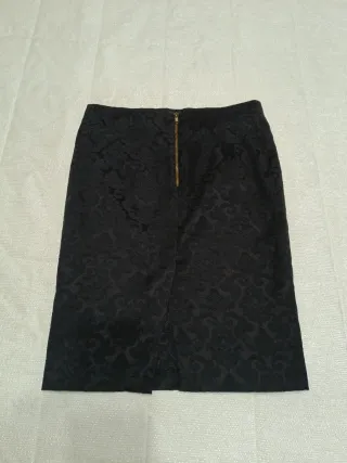 Falda negra debajo de la rodilla