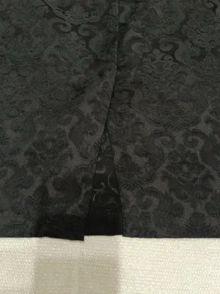 Falda negra debajo de la rodilla