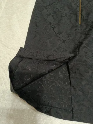 Falda negra debajo de la rodilla