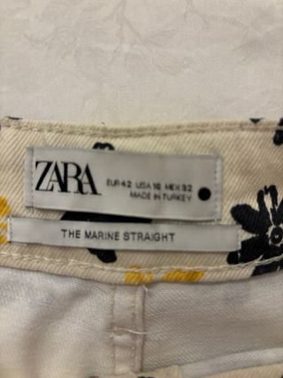 Pantalón vaquero Zara estampado flores