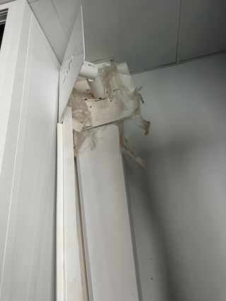 Persiana enrollable metálica insonorizada blanca.