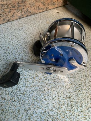 Mulinello da pesca blu e argento