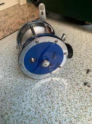 Mulinello da pesca blu e argento