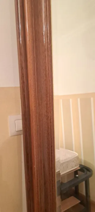 Espejo de madera marrón