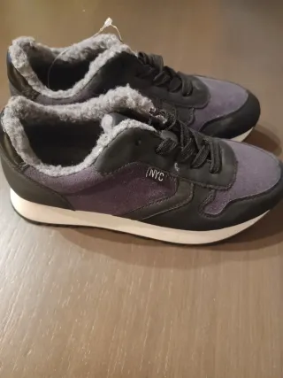 Zapatillas negras con borrego