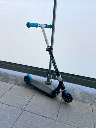 Patinete infantil azul y negro con iluminación