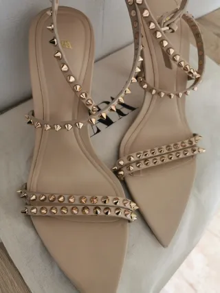 Tacones Zara Beige con Tachuelas Doradas