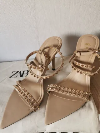 Tacones Zara Beige con Tachuelas Doradas