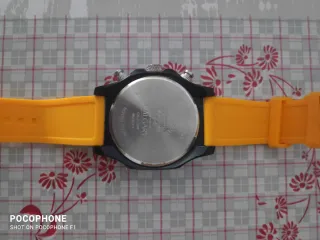 Reloj deportivo naranja y negro