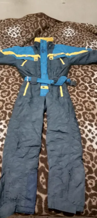 Traje de nieve azul y gris