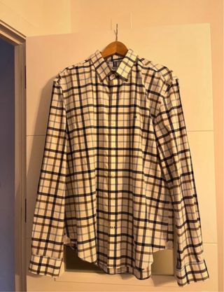 Camisa de cuadros azul y blanco