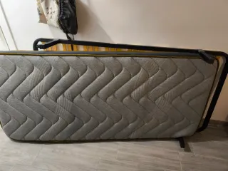 Cama 90×200 y somier individual.