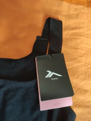 Top deportivo negro asimétrico